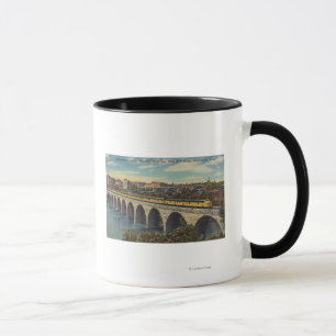 Caneca Ponte do arco da pedra do cruzamento do trem