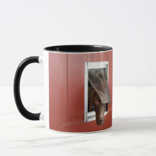Caneca Ponteiro alemão que olha fora, através do