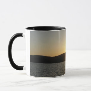 Caneca Pôr do sol no lago de Onota: vertical