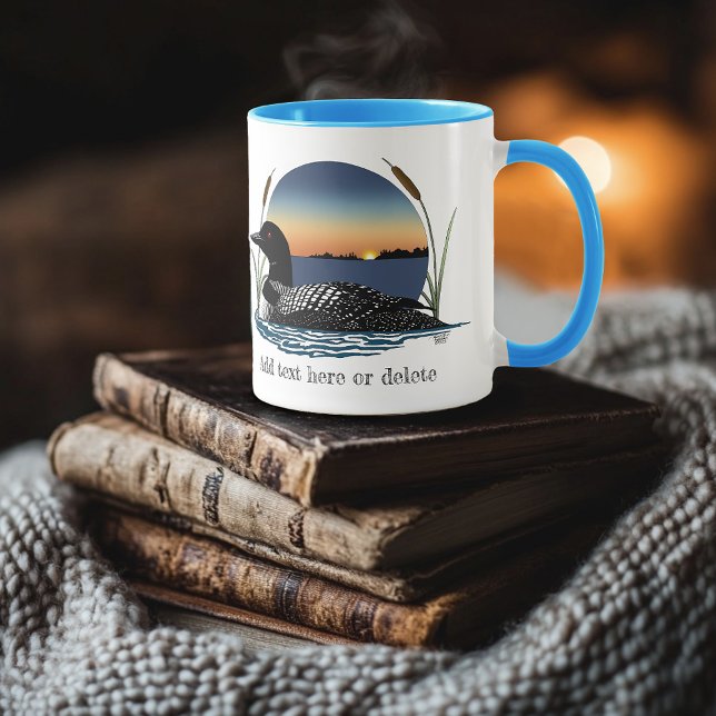 Caneca Pôr do sol sereno do mergulhão-comum no lago azul  (Criador carregado)