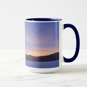 Caneca Pôr do sol sobre lago e árvores de inverno coberta