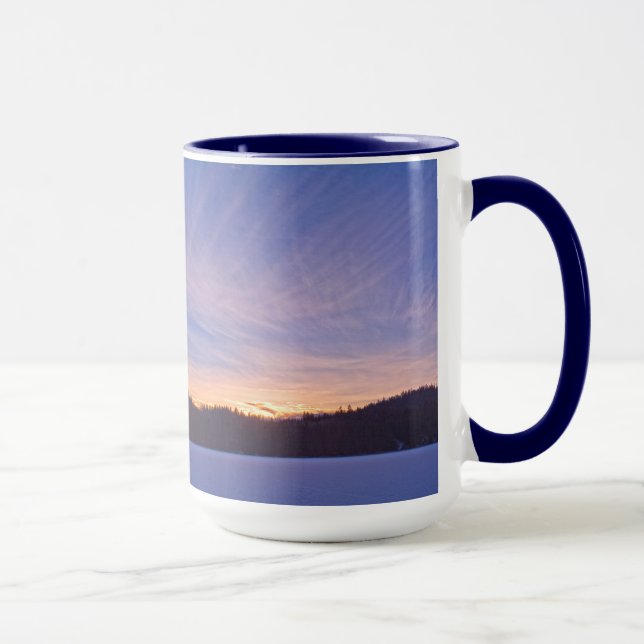 Caneca Pôr do sol sobre lago e árvores de inverno coberta (Direita)