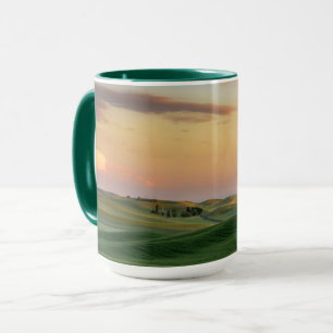 Caneca Por do sol sobre o estado de campos de trigo  