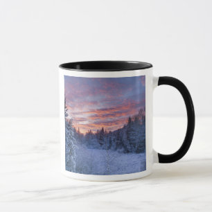 Caneca Pôr do sol vívido pinta o céu acima de invernoso