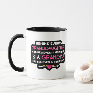 Caneca Por trás de cada neta há uma avó
