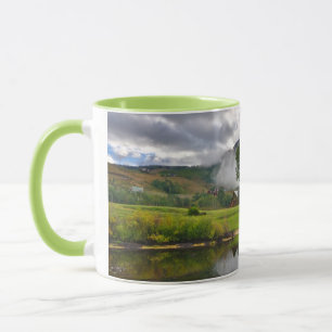 Caneca Pouca casa na névoa no lago