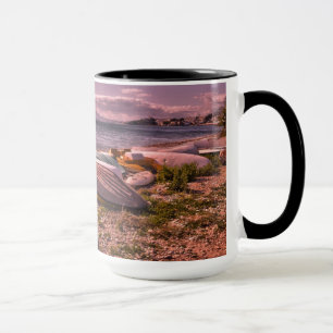 Caneca Praia abandonada dos barcos de enfileiramento