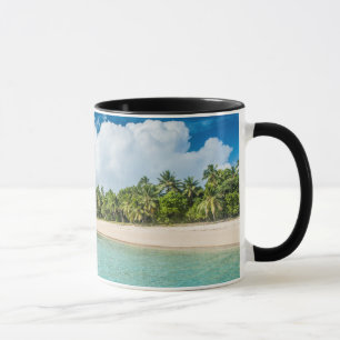 Caneca Praia Tropical Cercada por Palmeiras