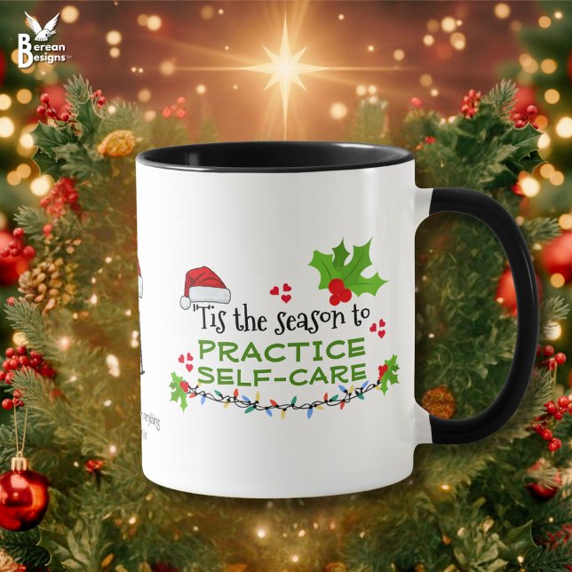 Caneca PRÁTICA DO Monograma de Natal "AUTOCUIDADOS" (PRACTICE SELF-CARE Christmas Gift Coffee Mug with customizable text)
