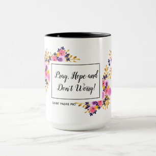 Caneca Pray a esperança não preocupam o padre Pio floral