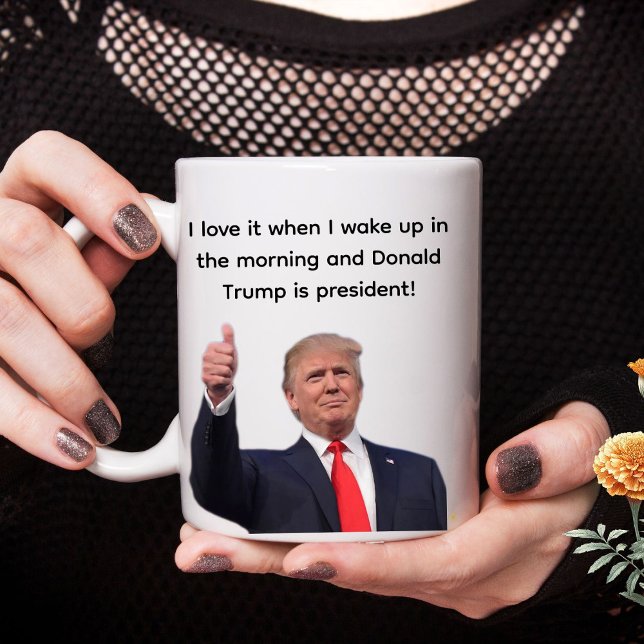 Caneca Presente Trump 2024 (Criador carregado)