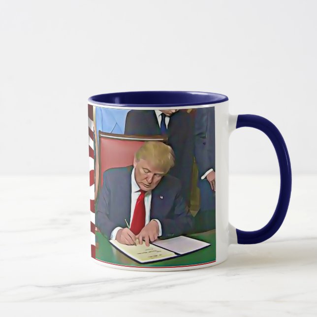 Caneca Presidente Donald Trump Assinando Documentos Café  (Direita)