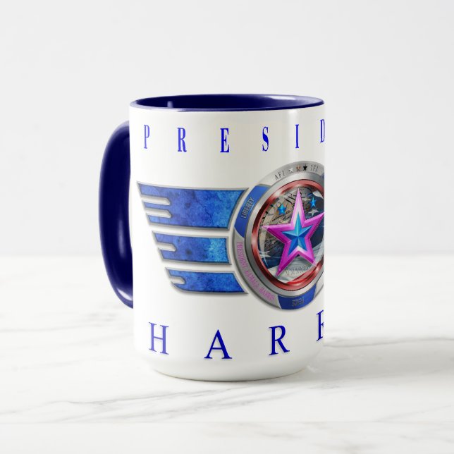 Caneca Presidente Harris-Walz Wing Medallion (Frente Esquerda)
