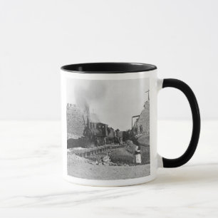 Caneca Primeiro trem que passa através da parede de