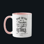 Caneca Professor Aposentado Diretor de Escola Aposentador<br><div class="desc">Professor aposentado engraçado dizendo que é perfeito para o presente de despedida na aposentadoria para seu colega de trabalho favorito que tem um bom senso de humor. A frase neste presente moderno para professor aposentado diz "Como você chama um professor que está feliz na segunda-feira? Aposentado". Adicione o nome do...</div>