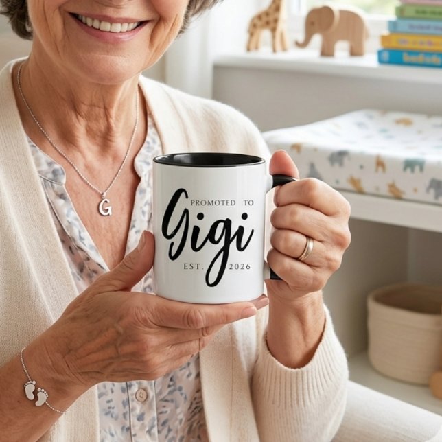 Caneca Promovido a Gigi Elegante EST Ano Script (Criador carregado)