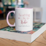 Caneca Promovido à Mãe de Escolar em Casa | ROSA DOURADO<br><div class="desc">Nestes tempos sem precedentes, podemos optar por abraçar o caos em prol da nossa saúde mental. Honra desta vez com uma bela lembrança de caneca para lembrar desta vez na nossa história. Adicione seu texto personalizado a este design usando as caixas "Editar este modelo design" no lado direito do item,...</div>