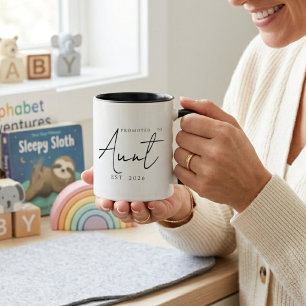 Caneca Promovido a Tia Elegante Ano de Fundação Script