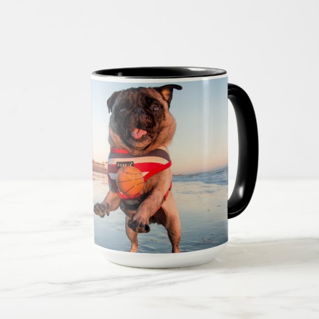 Caneca Pug Playing Ball on Beach (Frente Esquerda)