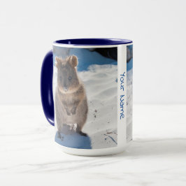 Caneca Quokka personalizada e feliz na praia