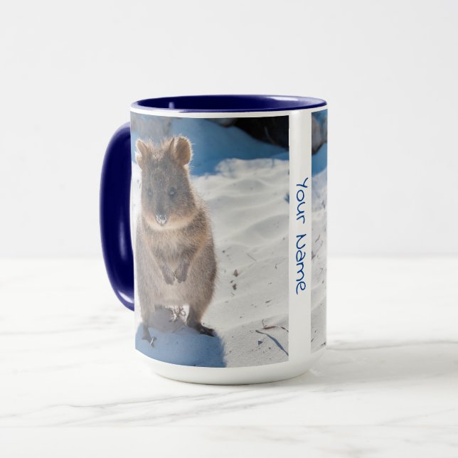 Caneca Quokka personalizada e feliz na praia (Frente Esquerda)