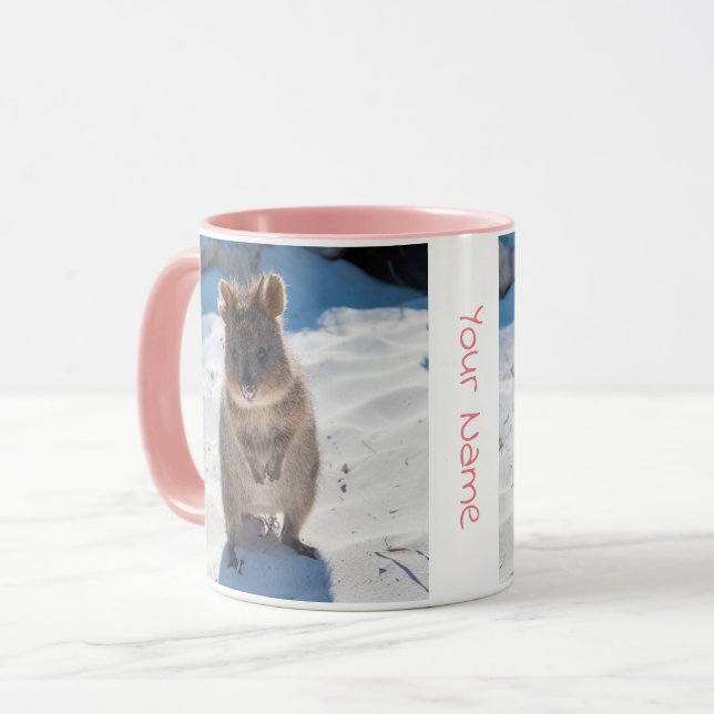 Caneca Quokka personalizada e feliz na praia (Frente Esquerda)