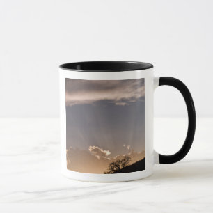 Caneca Raios crepusculares irradiam pelo céu a