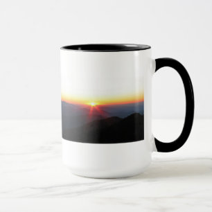 Caneca Raios do por do sol w/shimmering da montanha/J