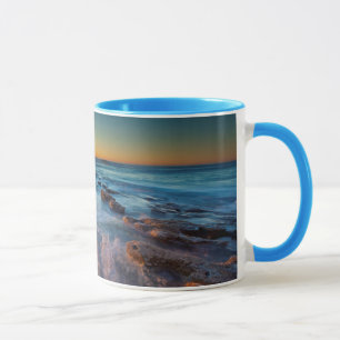 Caneca Raios do Sol iluminam o Oceano Pacífico