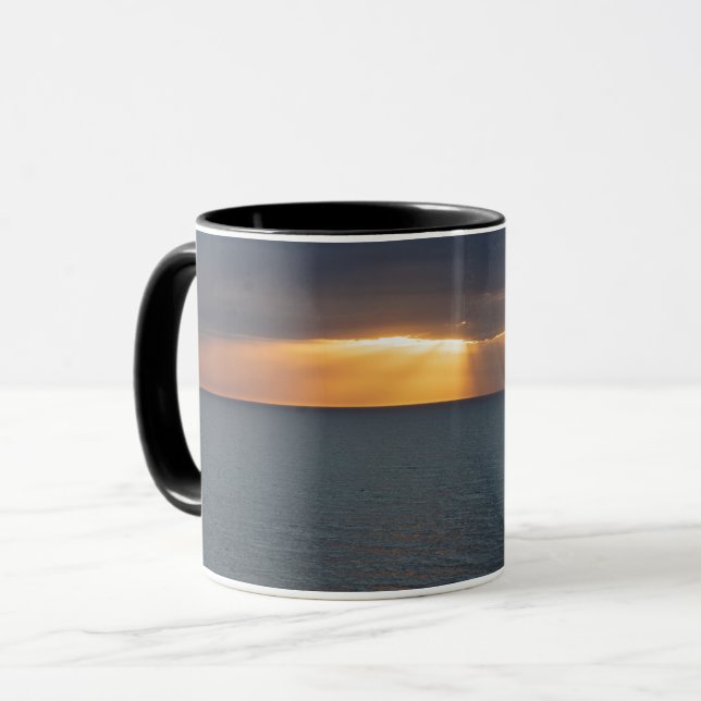 Caneca raios solares do ouro sobre as reflexões do oceano (Frente Esquerda)