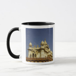 Caneca Rajasthan, Índia Uma mulher em pé e aciente