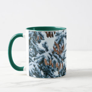 Caneca Ramificações e Cones de Pinos Cobertos por Neve