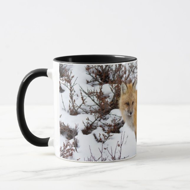 Caneca Raposa Vermelha na neve no inverno (Esquerda)