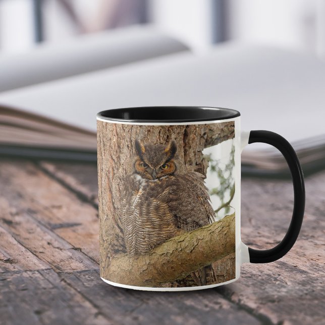 Caneca Raptor de coroa excelente em Douglas Fir (Great Horned Owl in Douglas Fir 11 oz Coffee Mug Cover Photo.)