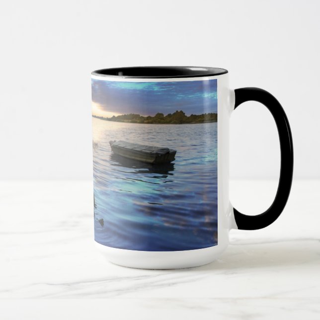 Caneca Reflexão dos barcos de navigação do por do sol (Direita)