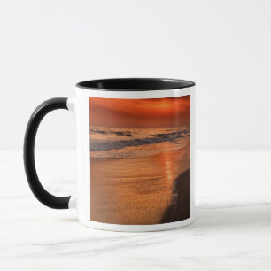 Caneca Reflexos do pôr do sol nas nuvens e na costa do oc