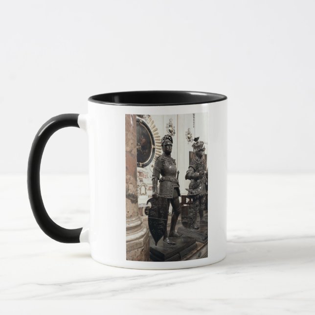 Caneca Rei Arthur, estátua do túmulo de Maximilian (Esquerda)