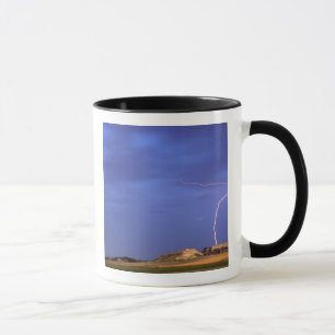Caneca Relâmpagos atingem montes perto de Scottsbluff