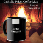 Caneca Religioso do Colar Negra do Padre Católico<br><div class="desc">Todo padre vai adorar ter sua própria caneca personalizada com o colar do padre católico.</div>