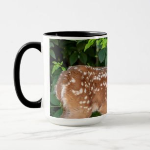 Caneca Retrato de uma Fawn recém-nascida (veado de cauda 