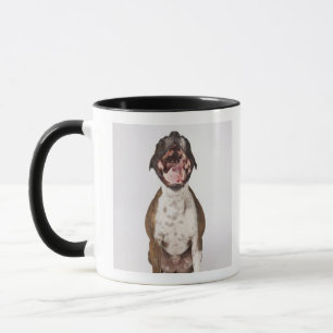 Caneca retrato do cão do pugilista que boceja