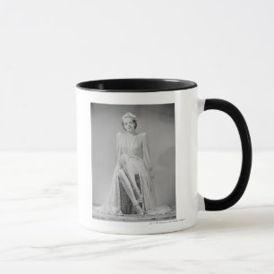 Caneca Retrato do estúdio da jovem mulher no nightgown