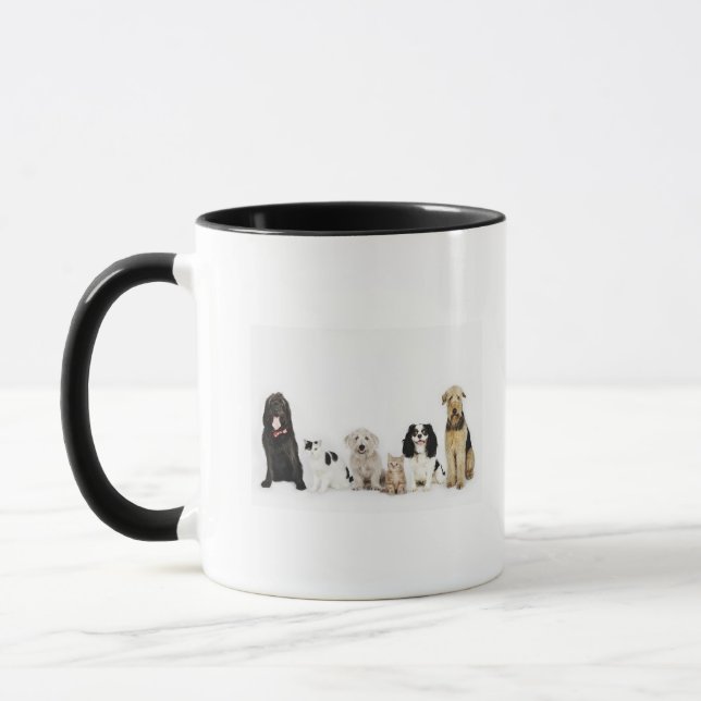 Caneca Retrato dos gatos e dos cães que sentam-se junto (Esquerda)