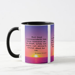 Caneca Romanos 5:8 KJV - Escritura de Bíblia Pic Dois Tom