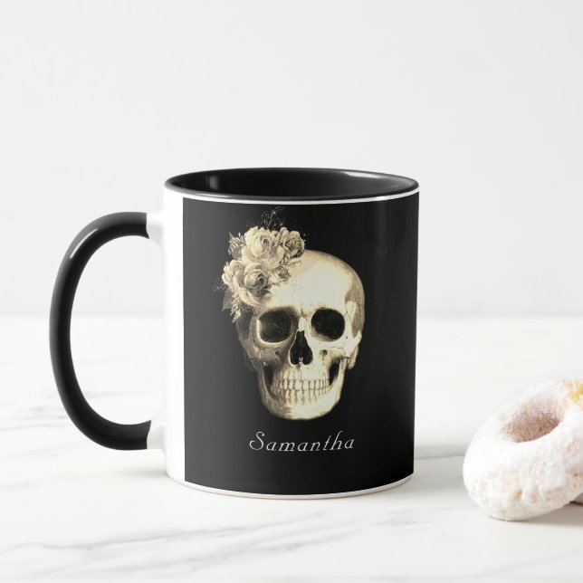 Caneca Rosas brancas do crânio gótico personalizadas (Com Donut)