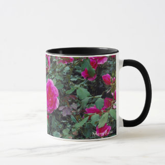 Caneca Rosas cor-de-rosa bonito no arbusto