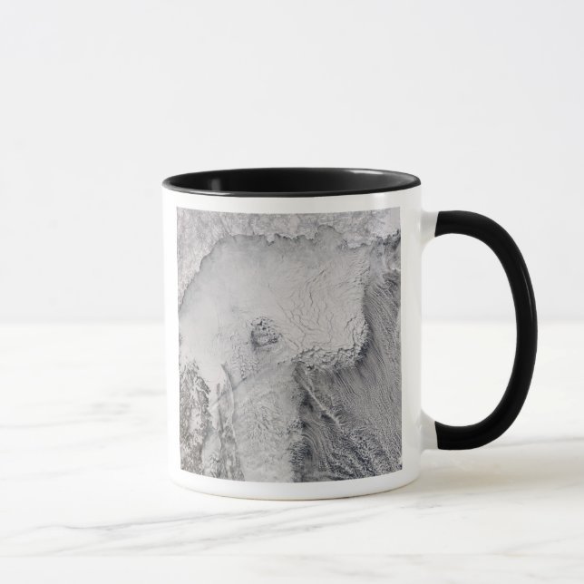 Caneca Ruas de gelo e nuvens no mar de Okhotsk (Direita)