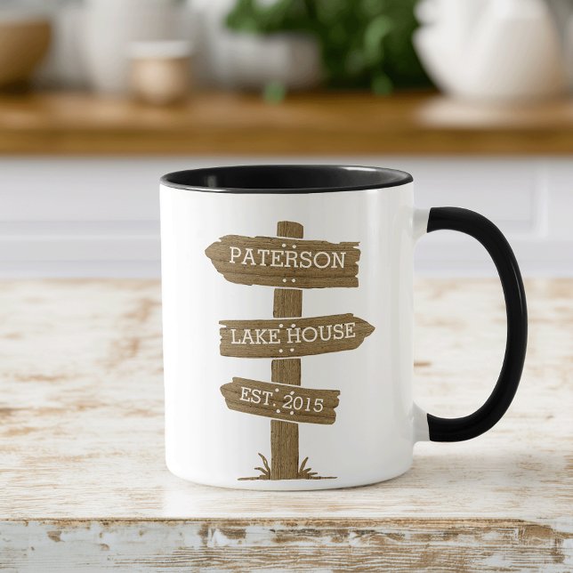 Caneca Rustic Wood Signpost Lake House (Criador carregado)