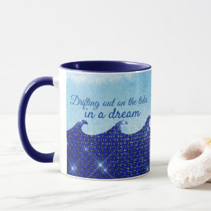 Caneca Saindo das marés em um sonho brilhando azul