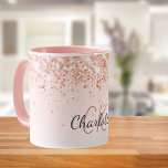 Caneca script de nome do rosa gold sparkles<br><div class="desc">Um fundo de gradiente rosa ouro. Decorado com faíscas de brilho falso. Personalize e adicione suas letras,  iniciais e nome do monograma. O nome é escrito com um moderno estilo escrito à mão</div>